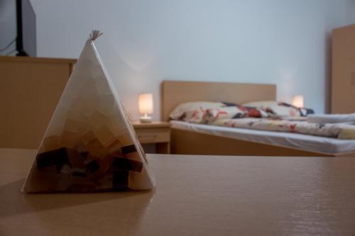 A bed or beds in a room at Sasfészek - Falusi szálláshely 