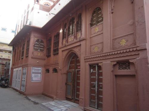 un grand bâtiment marron avec beaucoup de fenêtres dans l'établissement Tanisha Heritage Haweli, à Bikaner