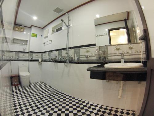 a bathroom with a sink and a mirror at ninh binh friendly hotel in Ninh Binh