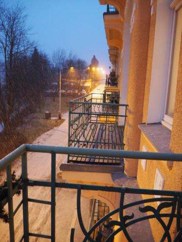 Balkón nebo terasa v ubytování Balconies above colonnade