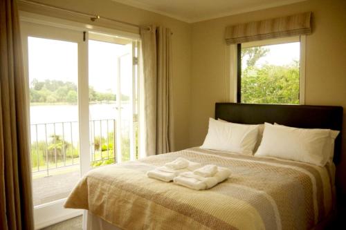 En eller flere senge i et værelse på Lake Domain Boarding Holiday House