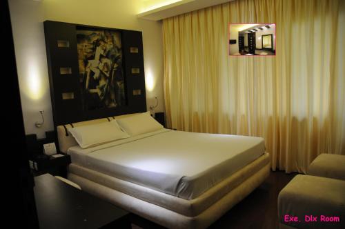 ein Schlafzimmer mit einem großen Bett in einem Hotelzimmer in der Unterkunft Hotel Gokulam Park in Chennai