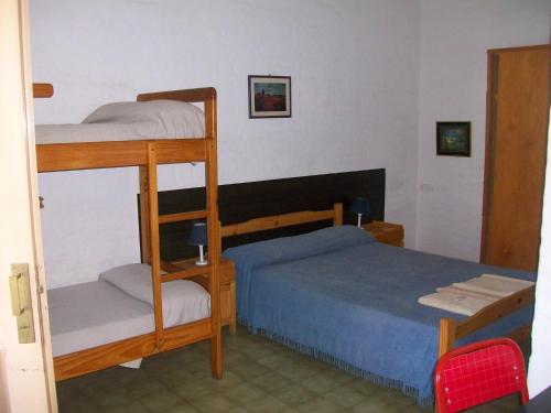1 dormitorio con 2 literas y 1 cama azul en Hosteria Columbia en Mina Clavero