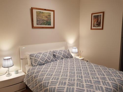 Tempat tidur dalam kamar di Macquarie Park Paradise-City View