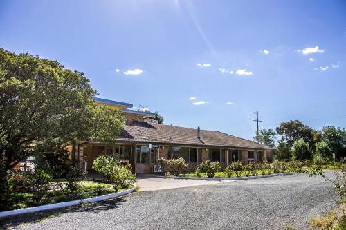 a house on the side of a road at Wagga Gardens Motel in Wagga Wagga