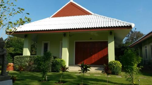 Taman di luar Ban Khan LeeMa