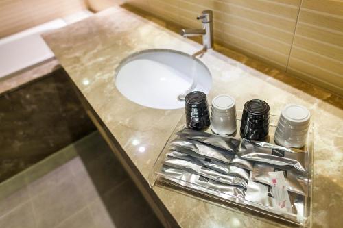 a counter with a tray of utensils in a bathroom at 雲林商旅 in Tuku