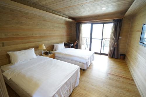 En eller flere senge i et værelse på Island Paradise Resort Club