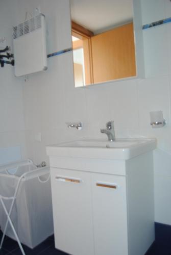 a bathroom with a sink and a mirror at Villa Tati in Kastós