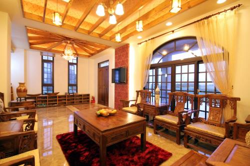 a large living room with a table and chairs at Lanyang Beach Villa in Wujie