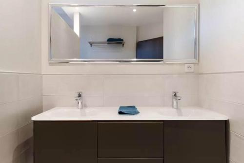 リクヴィールにあるLa Maison des Vendangeursのバスルーム(白い洗面台、鏡付)