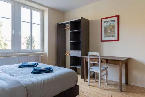 リクヴィールにあるLa Maison des Vendangeursのベッドルーム1室(ベッド1台、デスク、椅子付)