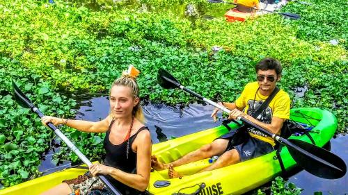 a man and a woman in a kayak in the water at Marari Nadiya in Mararikulam