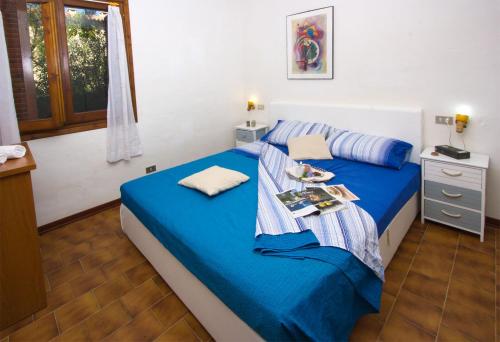 En eller flere senge i et værelse på Stella Marina