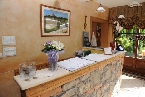 een toonbank met een vaas met bloemen erop bij Guest House Stancija Kovacici in Opatija