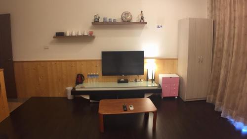 Una televisión o centro de entretenimiento en Fall in love Karuizawa Hostel