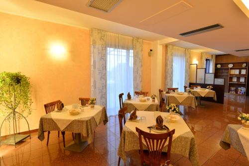 維洛納的住宿－洛坎達科爾特吉爾蘭達酒店，一间在房间内配有桌椅的餐厅