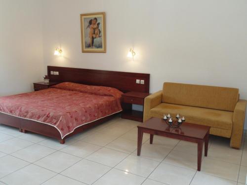 Una cama o camas en una habitación de Skiathos Diamond