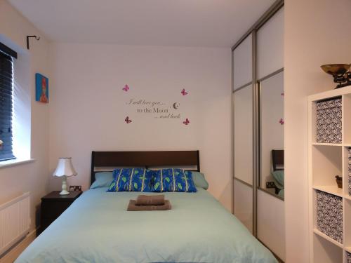 1 dormitorio con cama y espejo en Arena House en Mánchester