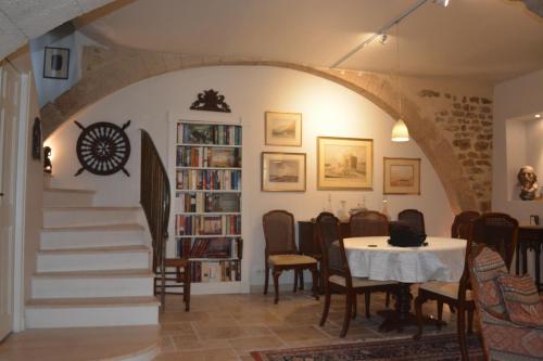 een kamer met een trap en een tafel en stoelen bij Annapurna Bed & Breakfast in Vaison-la-Romaine