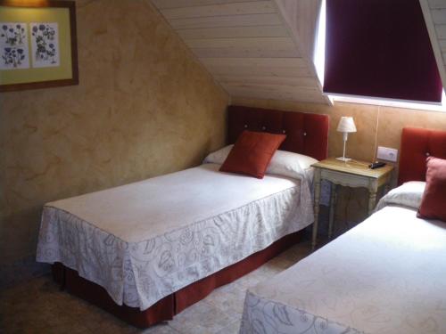 
a hotel room with two beds and two lamps at Pradets in Vielha
