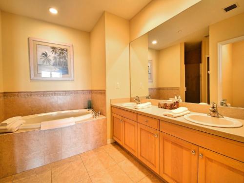 un ampio bagno con due lavandini e una vasca di Harborview Grande 604 a Clearwater Beach