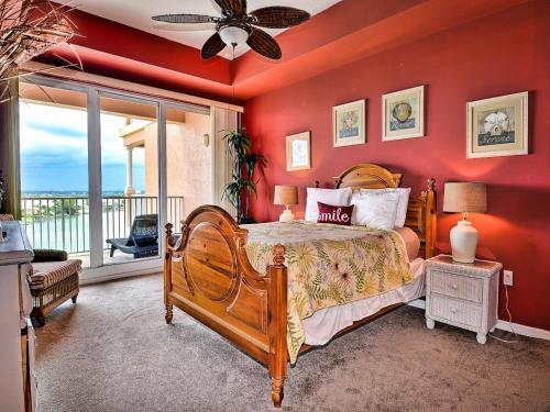 Un dormitorio con una cama y un balcón. en Harborview Grande 701, en Clearwater Beach
