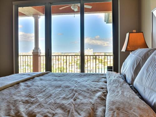 Un dormitorio con una cama y una ventana grande. en Harborview Grande 802, en Clearwater Beach