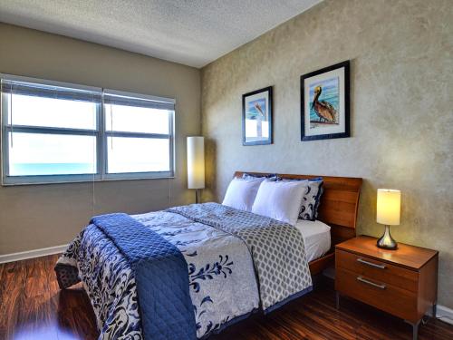 une chambre avec un lit et une fenêtre dans l'établissement Regatta Beach Club C713, à Clearwater Beach