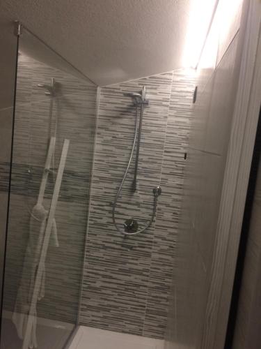 コラ・ディ・ラツィーゼにあるDai Stefaniのバスルーム(ガラスドア付きのシャワー付)