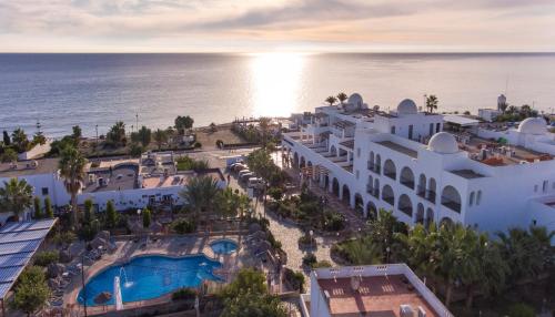 モハカルにあるHotel Puntazo IIのホテルと海の空中を望めます。
