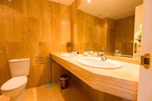 マルベーリャにあるSanta Maria Green Hillsのバスルーム(洗面台2台、トイレ、鏡付)