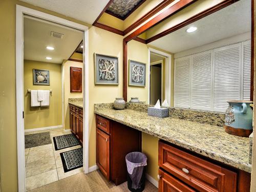 un bagno con un ampio mobile lavabo e un lavandino di Villas of Clearwater Beach 8A a Clearwater Beach