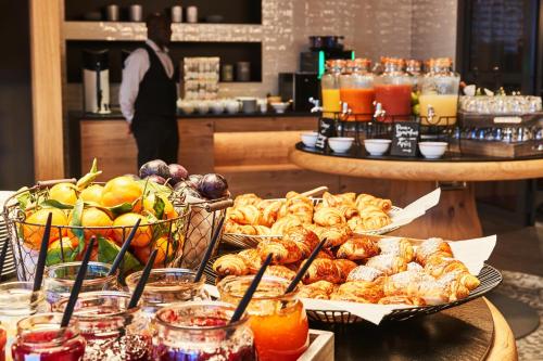 un buffet con varios pasteles y otros alimentos en una mesa en Steigenberger Hotel München, en Múnich