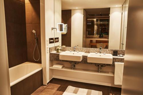 A bathroom at Steigenberger Hotel München
