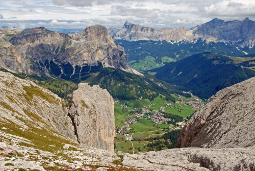 a view of a valley in the mountains at Garni Reutlingen in Colfosco