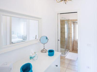 レンノにあるVECCHIA LUNA APARTMENT. LENNOの白いバスルーム(鏡、鏡付)