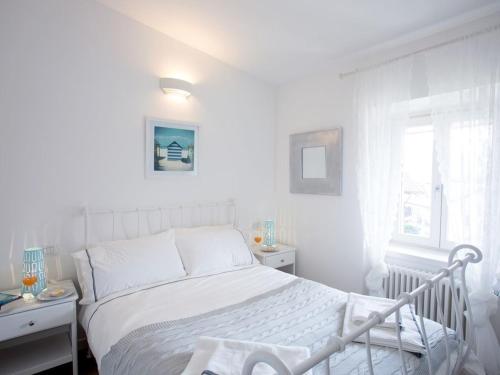 Posteľ alebo postele v izbe v ubytovaní VECCHIA LUNA APARTMENT LENNO with Pool by Italian Apartments