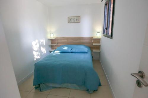 アファにあるcasa suaraの青い毛布付きのベッドが備わる小さな客室です。