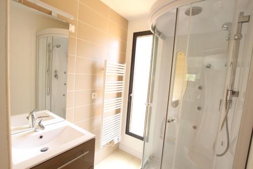 ein Bad mit einem Waschbecken und einer Dusche in der Unterkunft casa suara in 