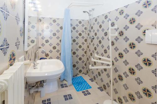 bagno con lavandino e doccia di Villa Meridiana a Portoferraio