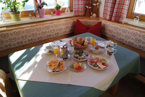 een tafel met borden eten bovenop bij Gästehaus Davidbauer in Haus im Ennstal