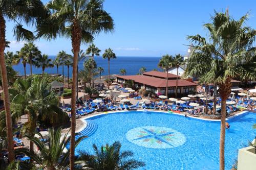阿德赫的住宿－Bahia Principe Sunlight Tenerife - All Inclusive，享有度假村游泳池的景致。