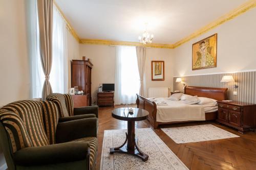 a bedroom with a bed and a table and chairs at Małopolanka & Spa in Krynica Zdrój