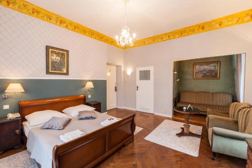 a bedroom with a bed and a living room at Małopolanka & Spa in Krynica Zdrój