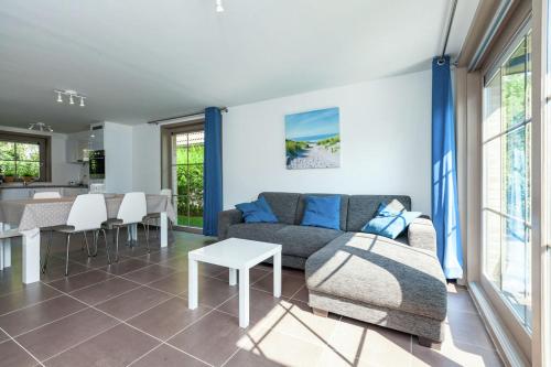 un salon avec un canapé et une table dans l'établissement Casa Topsea, à La Panne