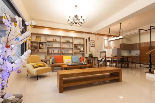 吉安郷にあるHualien Professor's Home B&B No. 2198のソファと椅子とテーブルのあるリビングルーム