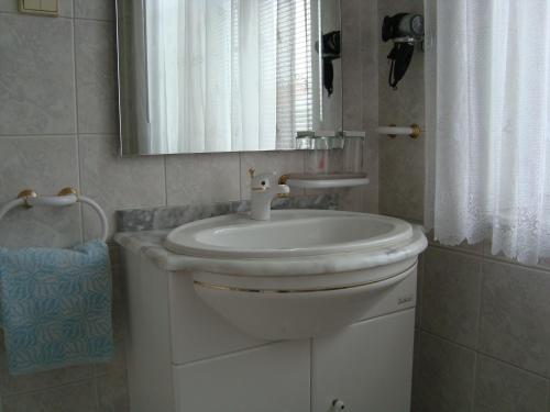 y baño con lavabo blanco y espejo. en Villa Olivia en Praga
