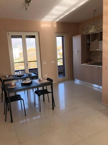 薩雷諾的住宿－B&b Panoramica 33，厨房以及带桌椅的用餐室。