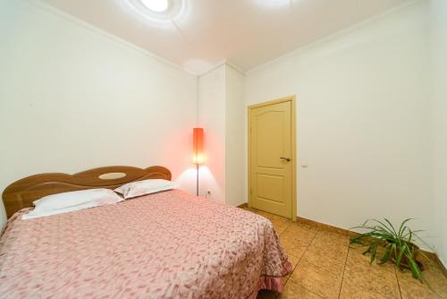 Кровать или кровати в номере Apartment at Malaya Zhytomyrska 5